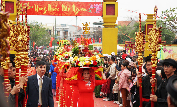 Đoàn rước được chuẩn bị công phu, trang trọng với thành viên chủ yếu là các con cháu, họ hàng của "cụ Thượng" đội lễ lên miếu.
