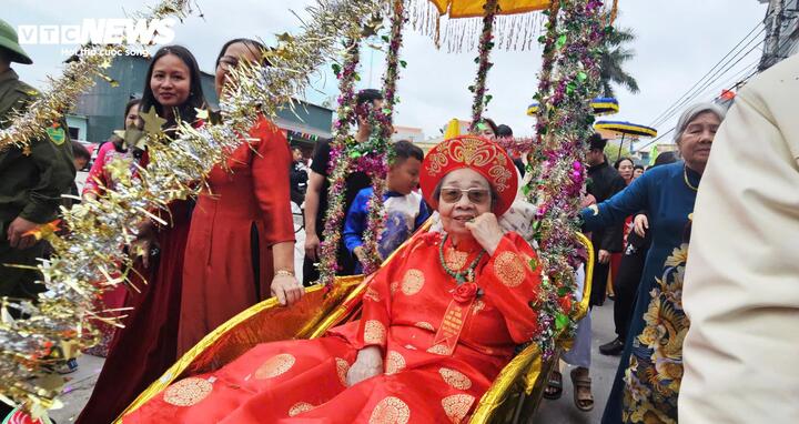 Với những đoàn rước cách xa miếu Tiên Công từ 4-5km, các "cụ Thượng" sẽ được con cháu mời lên xe đẩy được trang trí và có lọng che.