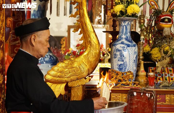 Sau khi hoàn thành việc cáo yết, văn khấn sẽ được hóa ngay tại miếu Tiên Công.