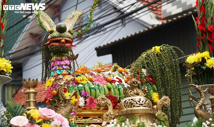 Long mã được kết từ các loại hoa quả rất dễ tìm như: chuối, na, đu đủ, ớt… nhưng để tạo hình được long mã có tính nghệ thuật cao, đòi hỏi việc chọn nguyên liệu đến kỹ thuật kết rất công phu và tốn thời gian. Hình tượng long mã mang ý nghĩa trị thủy, thể hiện khát vọng của người dân vùng biển muốn vươn lên chế ngự thiên nhiên, làm chủ đời sống.