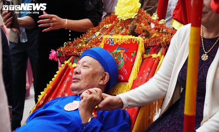 Những người lên lão khi tròn 80, 90, 100 trở lên sẽ được người dân vùng đảo Hà Nam, tỉnh Quảng Ninh tôn kính gọi là "cụ Thượng" và tổ chức nghi lễ rước lên miếu Tiên Công vào ngày 7 tháng Giêng. Người dân nơi đây tâm niệm của cải, bạc vàng có thể mua sắm được, chứ tuổi thọ của cha mẹ, của đời người thì không gì đổi bán được. Và cư dân nơi đây cũng quan niệm, được phúc “Thiên tước” - chức của Trời ban, bản thân các cụ và con cháu đều lấy làm tự hào về niềm hạnh phúc lớn lao.