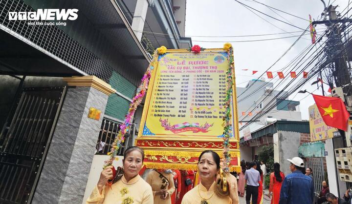 Năm nay, có 8 đoàn rước các cụ Thượng (80, 90, 100 tuổi) lên miếu Tiên Công, trong đó có 2 đoàn rước tập thể và 6 đoàn rước cá nhân. Ngoài ra, còn có hơn 200 cụ Thượng dẫn lễ lên miếu Tiên Công. Các đoàn rước nối đuôi nhau, cờ lọng, kiệu hoa rực rỡ sắc màu, tạo thành dòng người trang nghiêm, kéo dài cả cây số trên các trục đường dẫn về miếu.