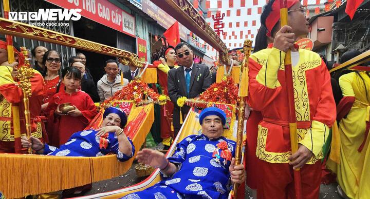 Theo cổ tục, hội mở từ ngày mùng 5 đến mùng 7 tháng Giêng và chỉ mừng thọ cụ ông. Ngày nay khi kinh tế phát triển, cuộc sống văn minh, lễ hội Tiên Công mừng rước cả cụ ông lẫn cụ bà.