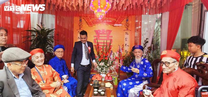 Do quãng đường về đến miếu Tiên Công khá xa và phải chờ đợi hàng tiếng đồng hồ nên con cháu các "cụ Thượng" sẽ dựng các trạm dừng chân để các bậc cao niên nghỉ ngơi, con cháu chúc thọ.