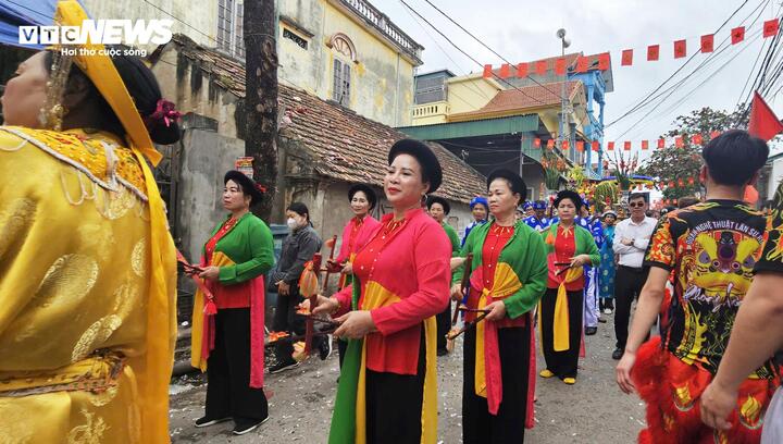 Lễ hội Tiên Công thường bắt đầu từ ngày 5 đến 7 tháng Giêng hàng năm, trong đó vào ngày chính hội mùng 7 tháng Giêng thì các đoàn rước di chuyển theo nhịp trống khẩu và tiếng trống múa kỳ lân dồn dập, thôi thúc. Đội nữ tân rước cờ, rước bát biểu, đồ tế khí cổ… bước hai hàng dọc nghiêm trang.
