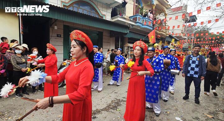 Lễ hội Tiên Công thường bắt đầu từ ngày 5 đến 7 tháng Giêng hàng năm, trong đó vào ngày chính hội mùng 7 tháng Giêng thì các đoàn rước di chuyển theo nhịp trống khẩu và tiếng trống múa kỳ lân dồn dập, thôi thúc. Đội nữ tân rước cờ, rước bát biểu, đồ tế khí cổ… bước hai hàng dọc nghiêm trang.