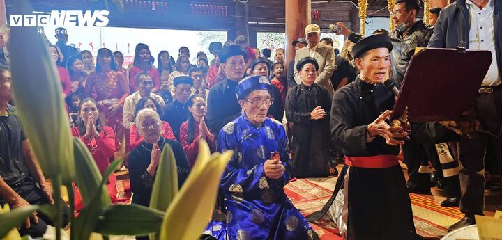 Các gia đình có "cụ Thượng" sẽ lần lượt đưa các cụ vào trong làm lễ cáo yết với tổ tiên, cám ơn tổ tiên đã ban phước thọ, đồng thời cầu xin thêm thọ, an khang thịnh vượng cho con cháu trong gia đình dòng họ.