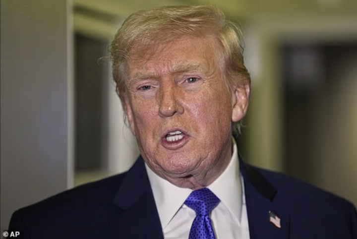 Tổng thống Donald Trump chỉ đạo Bộ trưởng Chiến tranh và Lầu Năm Góc công bố toàn bộ tài liệu liên quan đến sự tồn tại của UFO và sự sống ngoài hành tinh. (Nguồn: AP)