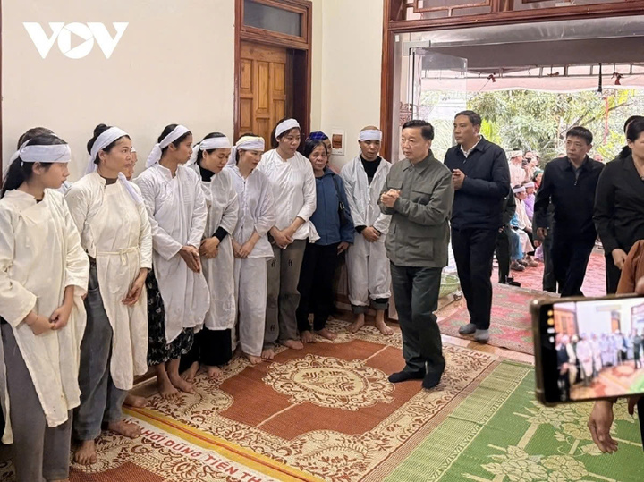 Phó Thủ tướng Chính phủ Trần Hồng Hà thăm hỏi, động viên gia đình các nạn nhân.