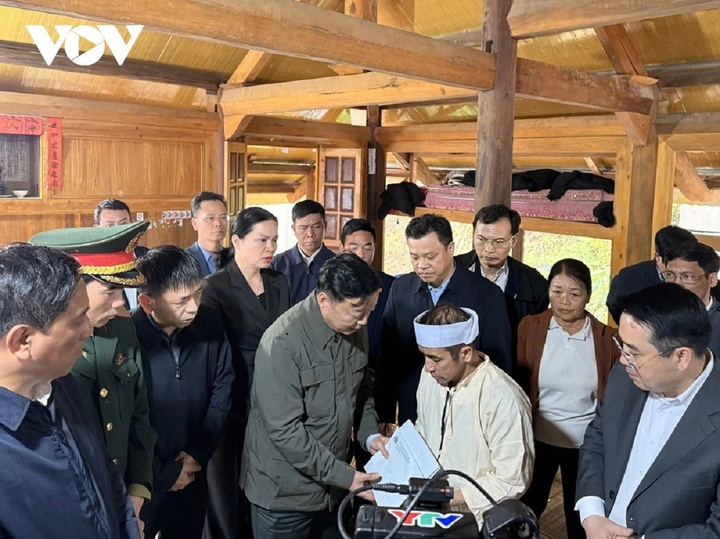 Phó Thủ tướng Trần Hồng Hà trao hỗ trợ cho gia đình các nạn nhân.