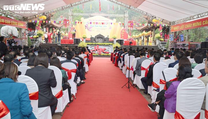 Sáng 24/2 (tức mùng 8 tháng Giêng năm Bính Ngọ), tại Đền thờ Vạn thế sư biểu Chu Văn An (khu di tích Quốc gia Phượng Hoàng), Đảng uỷ - HĐND - UBND - UB MTTQ Việt Nam phường Chu Văn An (TP Hải Phòng) tổ chức Lễ Khai bút Xuân Bính Ngọ 2026.