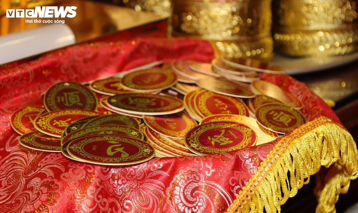 Theo tục xưa, khi học trò đến thăm Thầy, thường được Thầy ân cần hỏi han, trò chuyện. Từ đó, Thầy thấu hiểu được tâm tư, nguyện vọng, công việc, cuộc sống của mỗi người. Khi lậy Thầy ra về, tự tay Thầy viết tặng chữ.