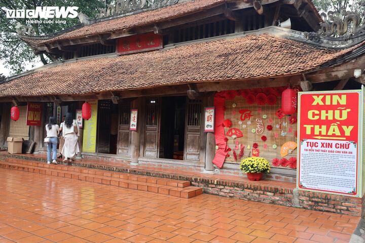 Trong khuôn viên Di tích có một ngôi nhà cổ, nơi các thầy đồ cho chữ khi nhân dân, học sinh, du khách đến thăm quan, chiêm bái và gửi gắm ước nguyện của mình vào nét chữ son được các thầy viết tặng.