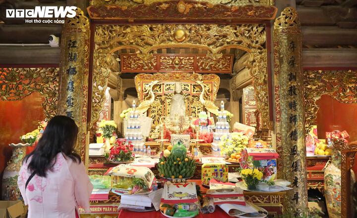 Sau khi được tặng chữ, người dân, du khách đặt chữ xin được lên ban thờ và thành kính ước nguyện năm mới mọi điều tốt đẹp được như ý nguyện.