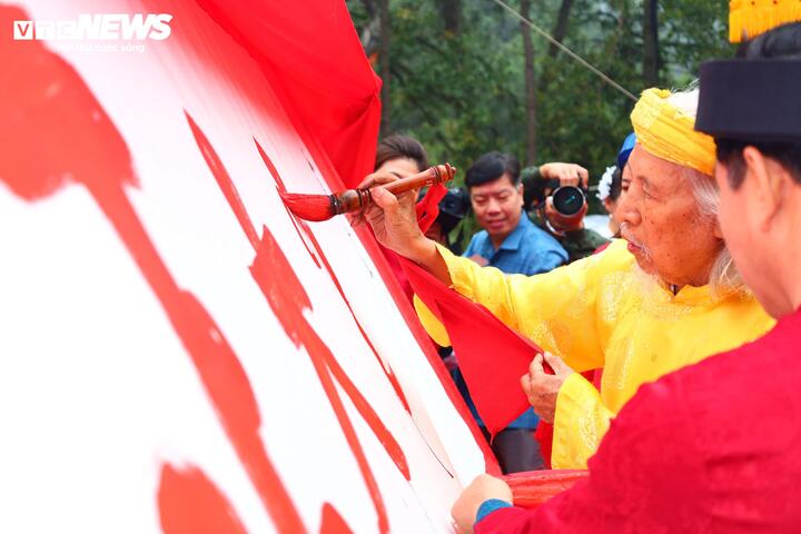 Nhà thư pháp Lê Thiên Lý trình diễn thư pháp Hán văn với bốn chữ “Chính đại quang minh”.