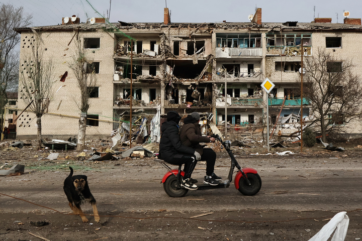 Một tòa chung cư bị phá hủy sau cuộc không kích của Nga tại thị trấn Komyshuvakha, tỉnh Zaporizhzhia, Ukraine, ngày 20/2/2026. (Andriy Andriyenko/Lữ đoàn Cơ giới số 65 Ukraine qua AP)