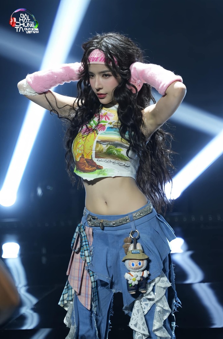 Thân hình đồng hồ cát với vòng eo siêu nhỏ đẹp hút mắt của LyLy.