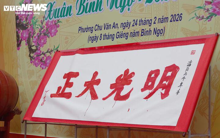 Chương trình diễn ra với các nghi thức trang trọng: Cung tuyên văn tế dâng hương tri ân Vạn thế sư biểu; diễn văn khai bút đầu xuân; nghi thức khởi trống khai bút; trình diễn thư pháp Hán văn với bốn chữ “Chính đại quang minh” – biểu trưng cho đường lối đúng đắn, sáng suốt, vì dân vì nước.