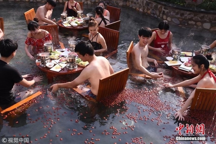 Người dân Hằng Châu vừa ăn lẩu vừa tắm suối nước nóng. (Ảnh: CGTN)