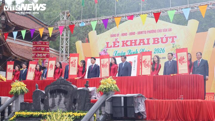 Các vị lãnh đạo thành phố và địa phương thực hiện nghi thức khai bút chữ Quốc ngữ với 7 chữ: Trí – Minh – An – Khang – Vinh - Thịnh - Phúc (mang ý nghĩa về trí tuệ, sức khoẻ, sự nghiệp, phúc đức).