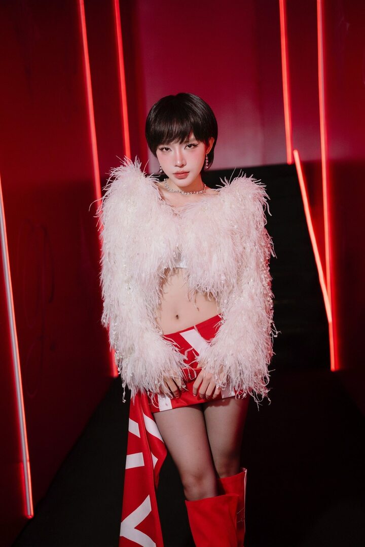 Bên cạnh diễn xuất, ngoại hình của LyLy là điểm khiến công chúng đặc biệt chú ý. Cô sở hữu làn da trắng, gương mặt nhỏ nhắn, đường nét hài hòa và phong cách trang điểm tự nhiên kiểu Hàn Quốc.