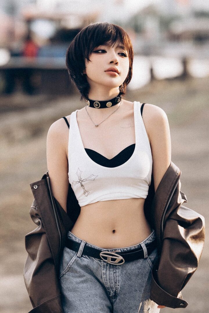 Trên trang cá nhân, LyLy theo đuổi phong cách trẻ trung, nữ tính nhưng luôn biết cách làm mới hình ảnh bằng những cách phối đồ thông minh.