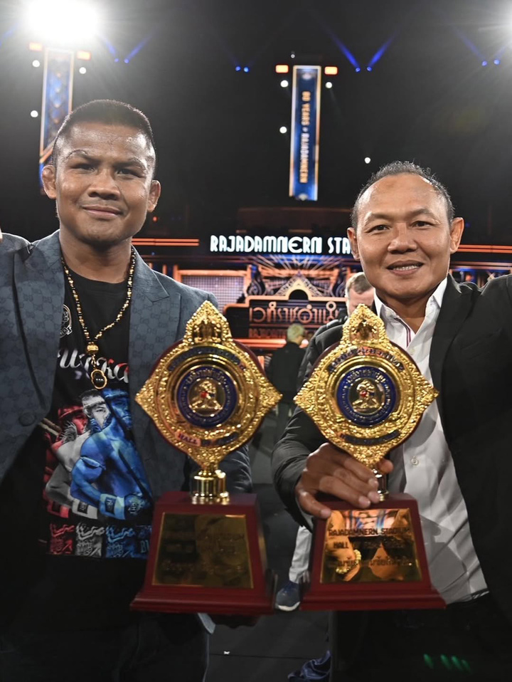 Buakaw và Saenchai được vinh danh vào "Đại sảnh danh vọng" của SVĐ Rajadamnern, nơi được coi là "thánh địa" của Muay Thái