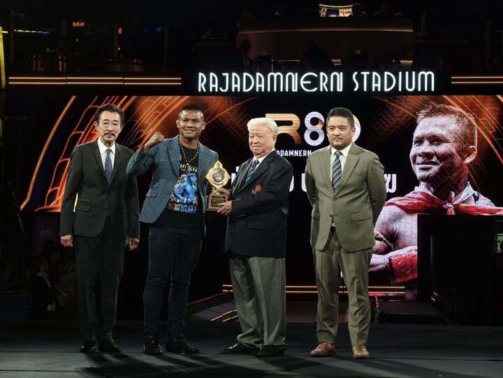 Buakaw Banchamek được vinh danh bởi những đóng góp to lớn cho Muay Thái