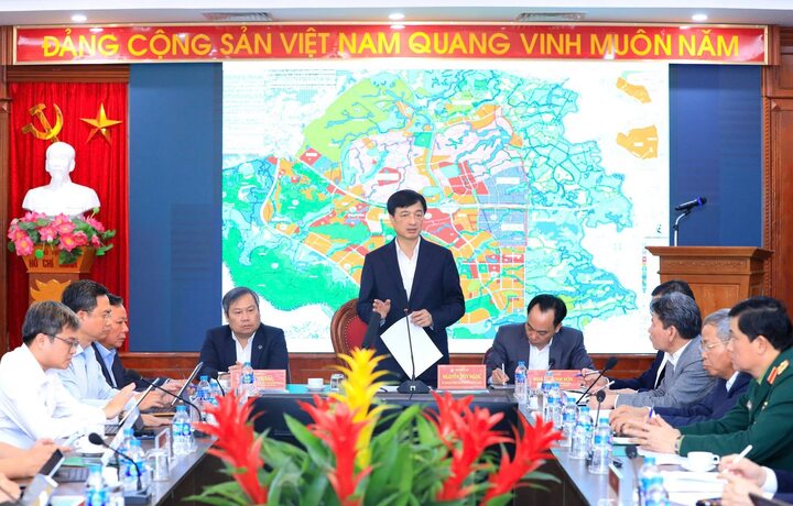 Bí thư Thành ủy Hà Nội Nguyễn Duy Ngọc phát biểu tại buổi làm việc.