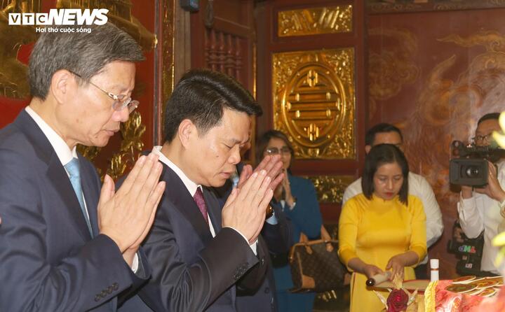 Sau các nghi thức khai bút, lãnh đạo TP Hải Phòng lên đền dâng hương, thành kính tri ân công đức của Vạn thế sư biểu Chu Văn An.