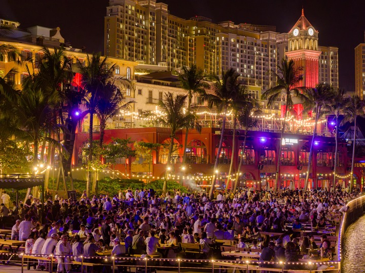 Biển người lấp kín không gian nhà hàng bia trong những đêm cao điểm.