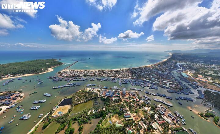 Riêng khu vực cửa biển Tam Quan sau cơn bão lũ đã bị bồi lấp nghiêm trọng, luồng tàu thu hẹp, xuất hiện tình trạng mắc cạn, khiến tàu thuyền ra vào khó khăn, tiềm ẩn nguy cơ tai nạn.