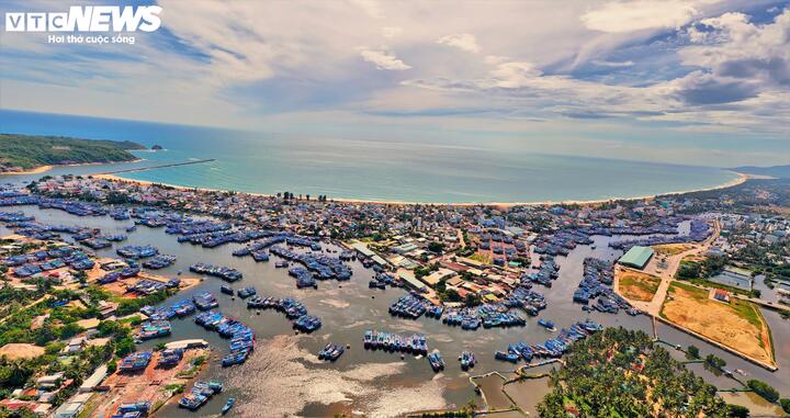 Vừa qua, ông Phạm Anh Tuấn, Chủ tịch UBND tỉnh Gia Lai ban hành Lệnh xây dựng công trình khẩn cấp đối với Dự án Nạo vét cửa biển Tam Quan (phường Hoài Nhơn Bắc) nhằm bảo đảm luồng di chuyển an toàn cho tàu thuyền ra vào cảng cá và khu neo đậu tránh trú bão.