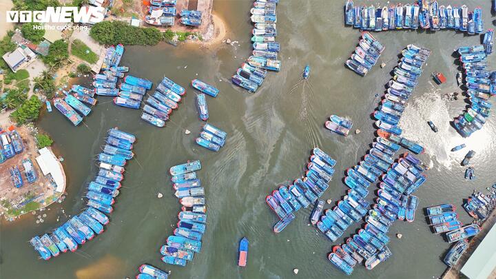 Trước đó, trong tháng 11/2025, do ảnh hưởng của bão số 13 và đợt lũ lớn gây xói lở, bồi lấp và thiệt hại nghiêm trọng về giao thông, thủy lợi, đê điều... Điều này phát sinh tiềm ẩn nguy cơ mất an toàn, ảnh hưởng trực tiếp đến tính mạng, tài sản của người dân và hoạt động sản xuất.