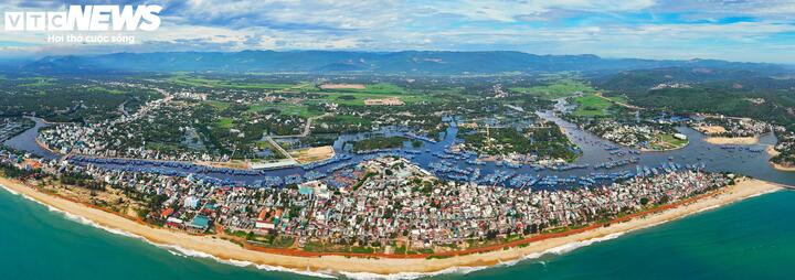 Phương án 2, theo các hạng mục chủ trương đầu tư Thủ tướng phê duyệt và có đê chắn cát để đảm bảo ổn định lâu dài của dự án, dự kiến tổng mức đầu tư hơn 700 tỷ đồng, trong đó có tính đến chi phí đền bù khoảng 77 tỷ đồng.