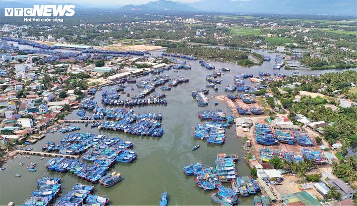 Việc ban hành lệnh khẩn cấp cũng nhằm khắc phục kịp thời tình trạng bồi lấp cửa biển do cơn lũ lịch sử vào cuối tháng 11/2025, phục vụ nhu cầu khai thác, đánh bắt thủy sản và ổn định đời sống, sản xuất của ngư dân.