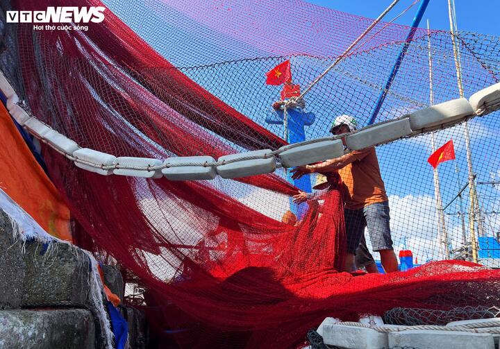 "Vì vậy, việc ban hành lệnh xây dựng công trình khẩn cấp để triển khai ngay công tác nạo vét cửa biển, khơi thông luồng lạch là cần thiết và cấp bách, nhằm bảo đảm an toàn tính mạng, tài sản của người dân và phục vụ nhu cầu sản xuất, đánh bắt của ngư dân", lệnh ban hành khẩn cấp của UBND tỉnh Gia Lai chỉ rõ.