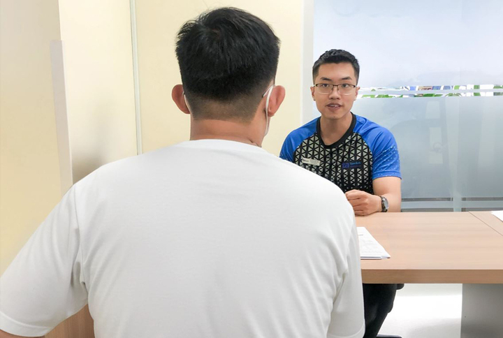 Chuyên viên y học vận động hướng dẫn cách tập luyện phù hợp cho anh Hải. (Ảnh: Bệnh viện Đa khoa Tâm Anh)