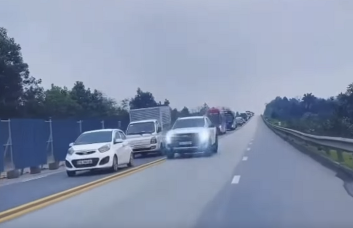 Xe bán tải đi sai làn trên cao tốc Nội Bài - Lào Cai.