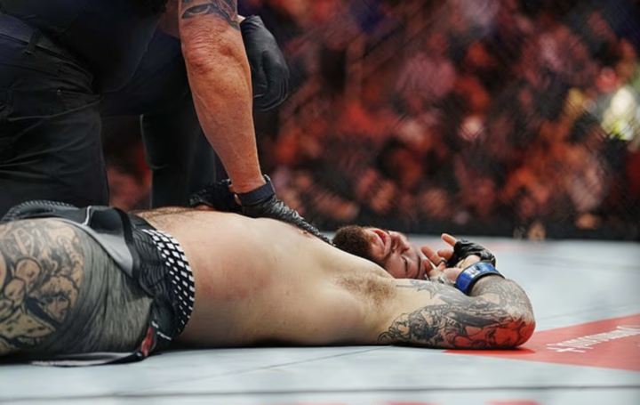 Võ sĩ người Mỹ bất tỉnh trong thời gian ngắn, sau đó được đưa tới bệnh viện. (Nguồn: Daily Mail)