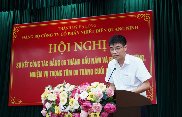 Ông Lê Việt Cường, Phó Tổng Giám đốc Công ty Cổ phần Nhiệt điện Quảng Ninh tại một hội nghị khi còn đương chức. (Ảnh: Công ty Cổ phần Nhiệt điện Quảng Ninh)