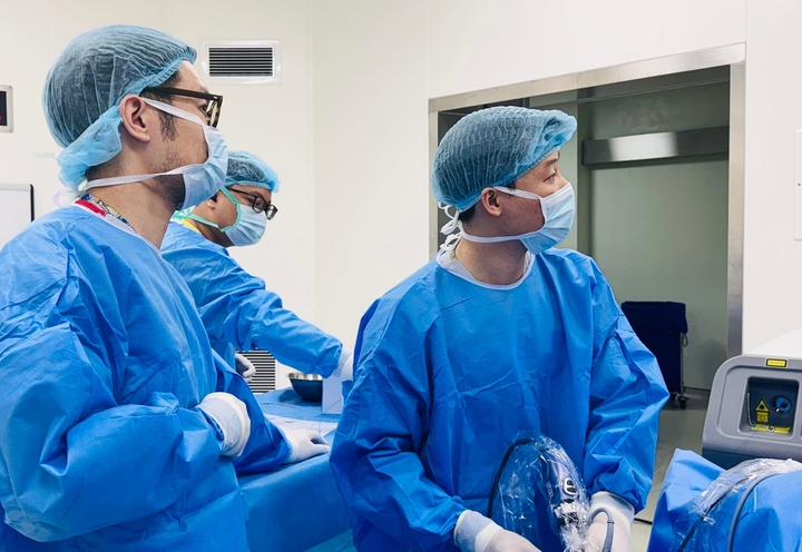 Bác sĩ Lực trong một ca can thiệp cho người bệnh. (Ảnh minhhoaj: BSCC)