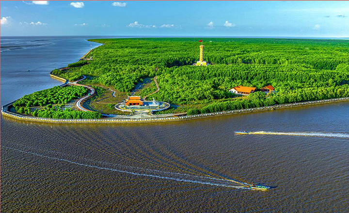 Kinh tế biển, năng lượng sạch và công nghiệp chế biến sẽ là các trụ cột phát triển của tỉnh Cà Mau trong thời gian tới (Ảnh: Huỳnh Lâm)