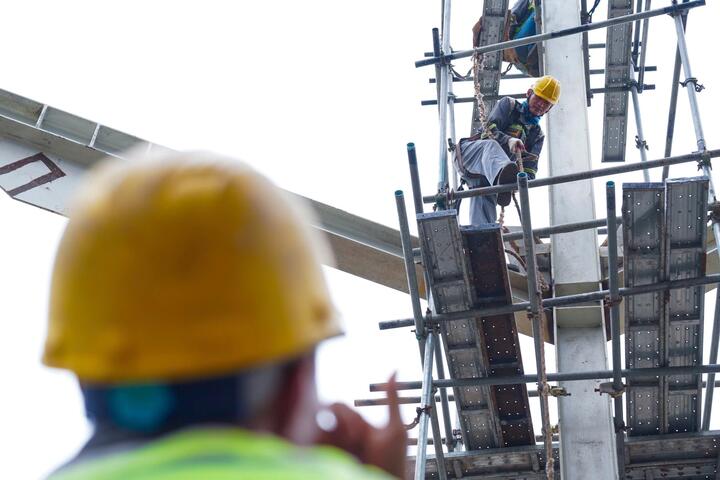 Khởi công từ tháng 6/2025, đến nay dự án đã hoàn thành nhiều mốc kỹ thuật quan trọng như lắp đặt kết cấu lò đốt, nâng bao hơi. Theo kế hoạch, nhà máy sẽ tiếp nhận rác từ giữa tháng 6/2026 và vận hành thương mại (COD) vào ngày 30/8/2026, với mục tiêu rút ngắn tiến độ khoảng một tháng.