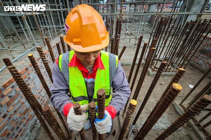 Theo thiết kế, nhà máy áp dụng công nghệ lò đốt Martin (Đức) trên sàn nghiêng động, cho phép xử lý rác sinh hoạt hỗn hợp mà không cần phân loại sơ bộ phức tạp.