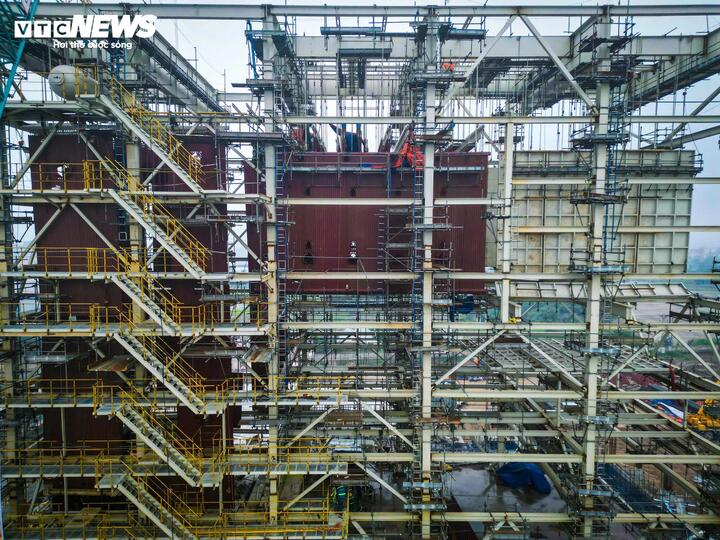 Khung lò đốt, khu nhà turbine và hệ thống xử lý khí thải lần lượt hoàn thiện, phác họa rõ nét diện mạo một tổ hợp xử lý rác - phát điện quy mô, hiện đại.