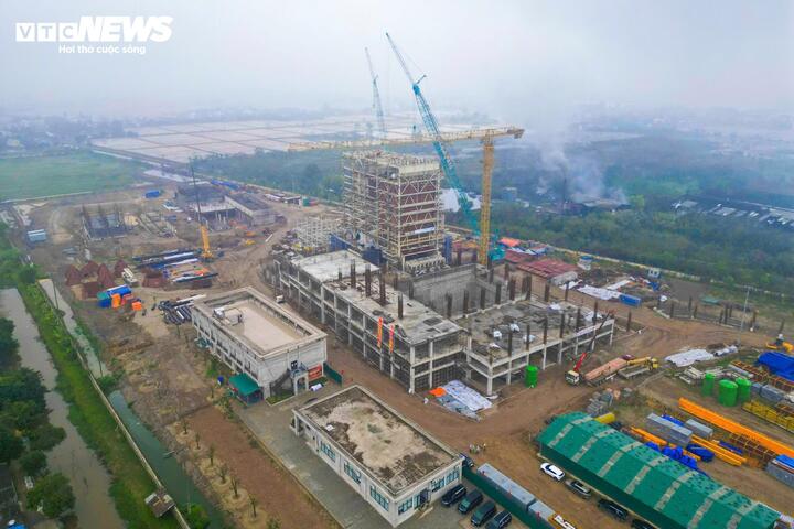 Sau gần 8 tháng thi công, dự án Nhà máy Điện rác Greenity Nam Định (đặt tại phường Mỹ Lộc, tỉnh Ninh Bình) với tổng mức đầu tư 1.760 tỷ đồng đang dần hoàn thiện các hạng mục chính.