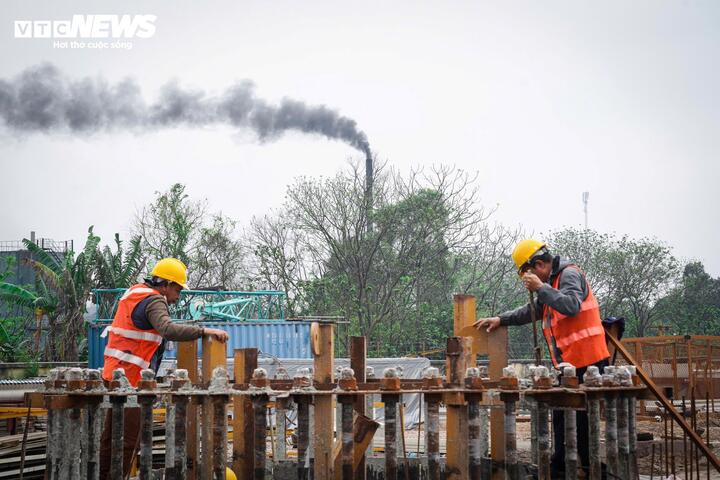 Trong bối cảnh đó, việc đầu tư nhà máy điện rác quy mô lớn được xem là bước chuyển từ mô hình chôn lấp phân tán sang xử lý tập trung, thu hồi năng lượng. Mô hình này từng bước thay thế các bãi rác truyền thống và lò đốt thủ công vốn tiềm ẩn nguy cơ phát tán khí thải độc hại, gây ô nhiễm môi trường và ảnh hưởng đến đời sống người dân xung quanh.