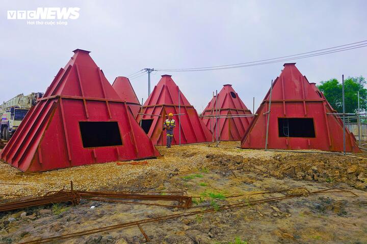 Hệ thống xử lý khí thải được đầu tư đồng bộ nhiều cấp lọc, bảo đảm các chỉ tiêu phát thải đáp ứng quy chuẩn môi trường Việt Nam. Nước rỉ rác được thu gom, xử lý đạt tiêu chuẩn Cột A và tái sử dụng trong nội bộ nhà máy, không xả thải ra môi trường.