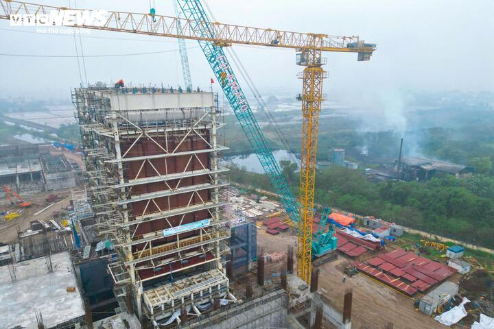 Một vấn đề được chủ đầu tư đặc biệt quan tâm là bảo đảm nguồn rác ổn định cho nhà máy. Theo tính toán, nếu tiếp tục duy trì các lò đốt rác thủ công không thu hồi năng lượng, lượng rác có thể thu gom, vận chuyển về nhà máy chỉ khoảng 720 tấn/ngày đêm (tương đương 90% tổng lượng phát sinh sau khi trừ phần xử lý tại các lò đốt cũ), thấp hơn công suất thiết kế.